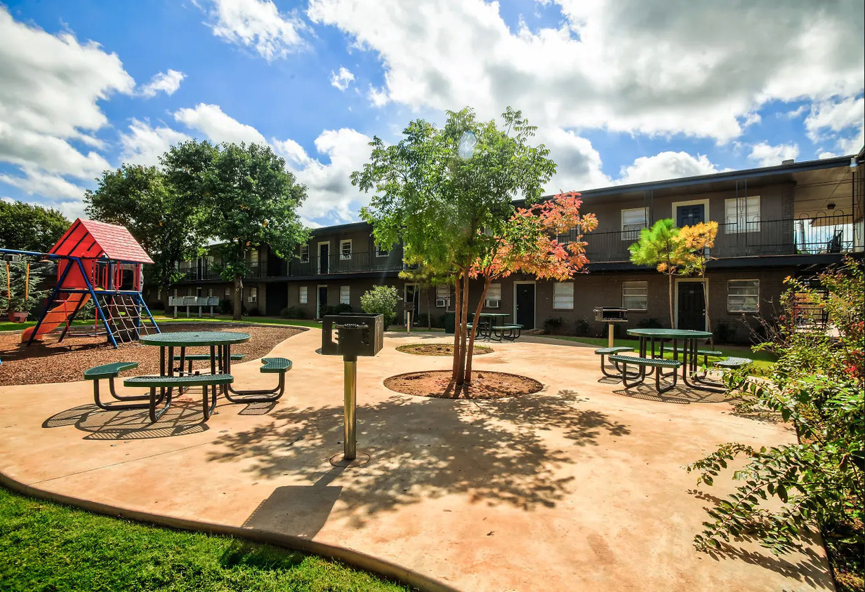 Courtyard - Chula Vista Apartments