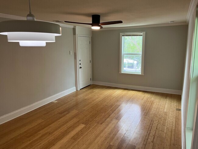 Foto del edificio - 1904 E 10th St