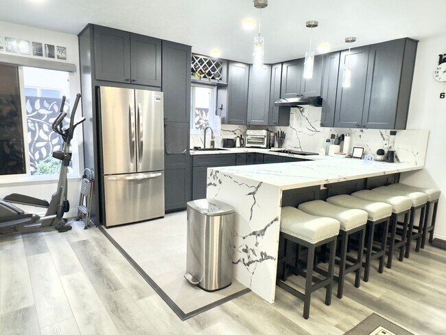 Foto del edificio - Upgraded One-Bedroom in Kensington