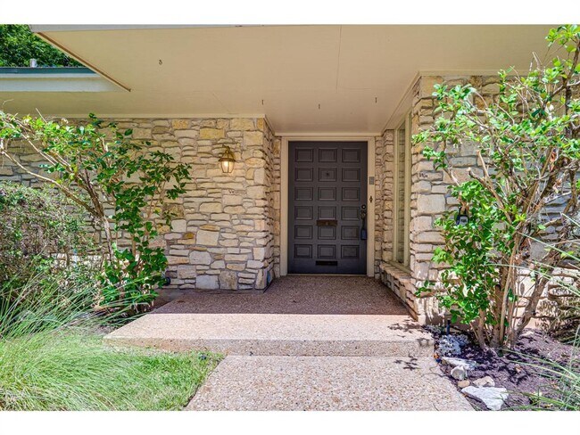 Building Photo - 6100 Mountainclimb Dr
