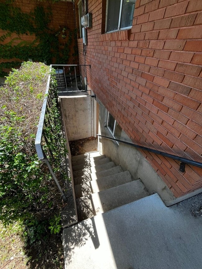 Building Photo - 568-574 E 200 S