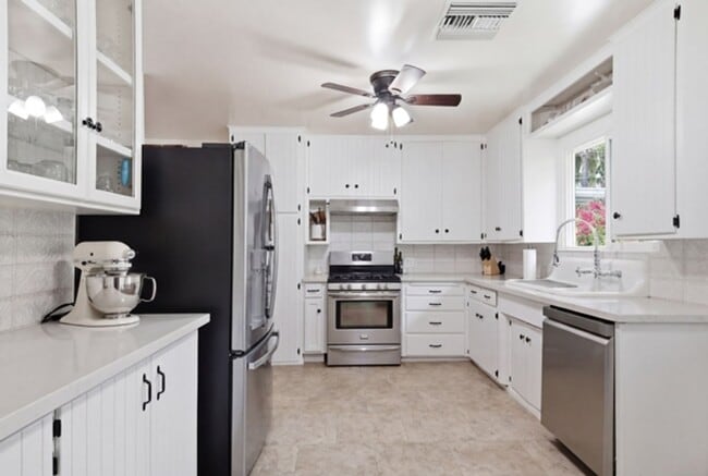 Building Photo - 1329 La Loma Dr