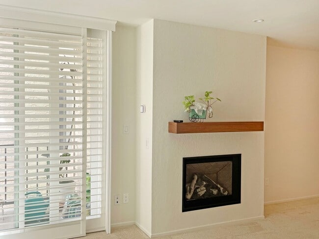 Building Photo - 2 Bed, 2 Bath Condo on the Esplanade
