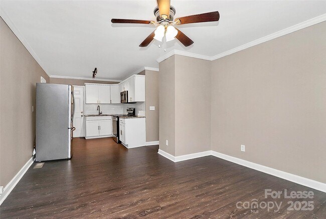 Foto del edificio - 2213 Kennesaw Dr