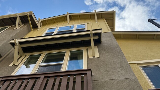 Building Photo - Epic REA - Stunning 4BR+4BA Modern Townhou...