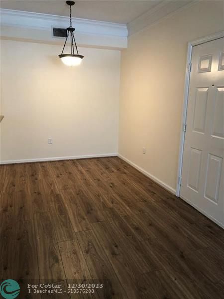 Building Photo - 1203 Myrtlewood Cir W