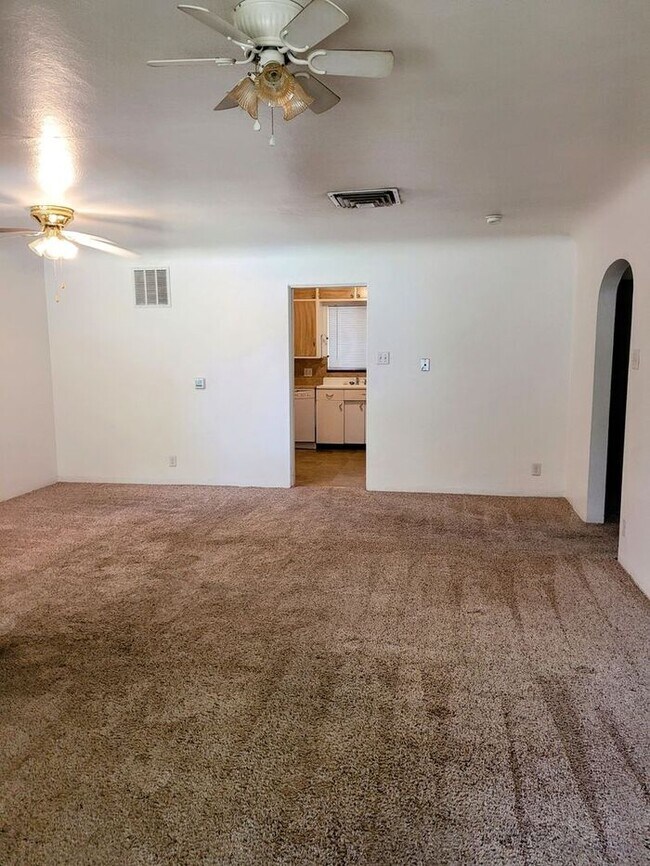 Photo - super close to everything, clean and ready... House