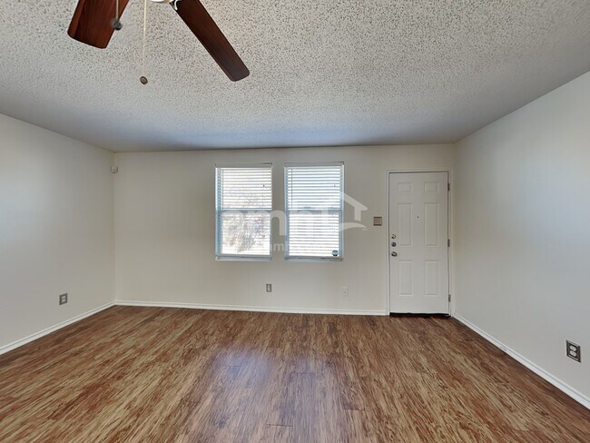Foto del edificio - 5320 Still Canyon Drive