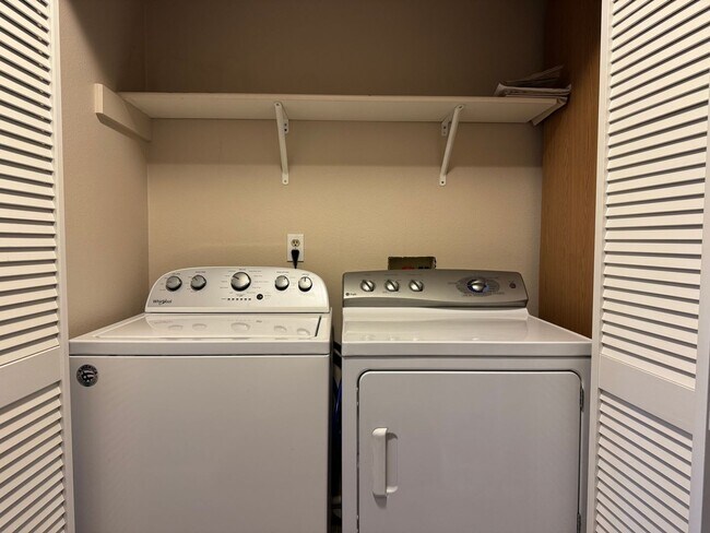 Foto del edificio - Serene Ground-Floor Condo Overlooking Green Space – Parking Included