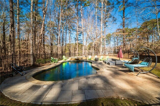 Foto del edificio - 5041 Towne Lake Hill N