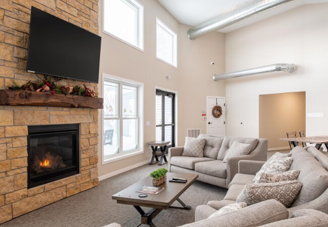 Building Photo - 608 Pine St