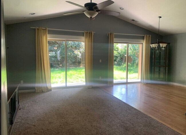 Foto del edificio - Beautiful East Medford 4 Bedroom 2 Bathroom Home