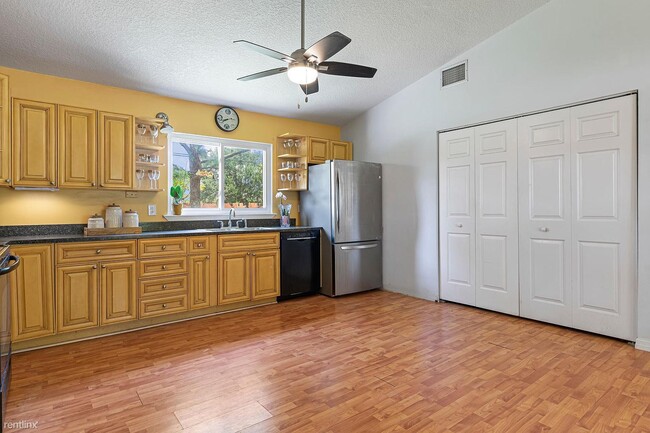 Building Photo - 2 br, 2 bath House - 382 Main St