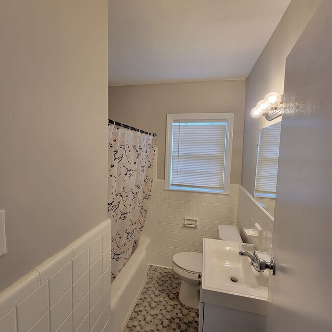 Foto del edificio - Roomy Cute Brick Ranch