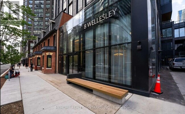 Photo du bâtiment - 8-6008 Wellesley St E