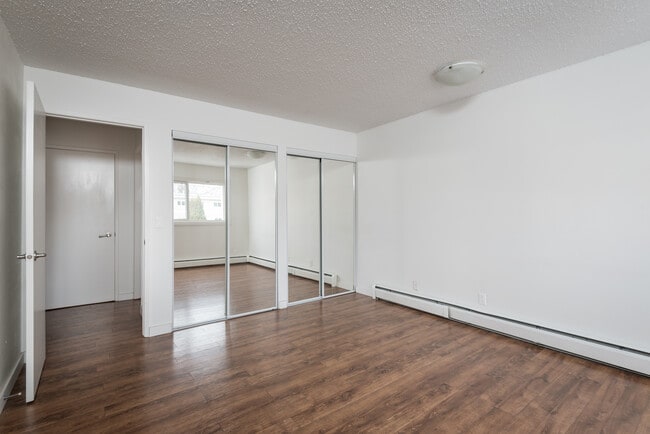 Building Photo - Teresa Haus