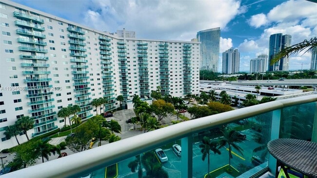 Foto del edificio - 19390 Collins Ave