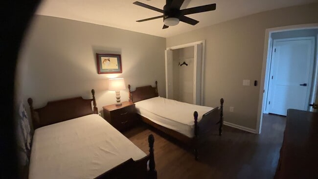 Foto del edificio - 2nd Floor 2 Bedroom Condo with New Paint a...