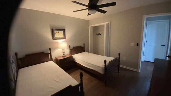 Building Photo - 2nd Floor 2 Bedroom Condo with New Paint a...