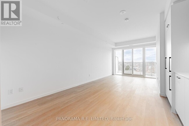 Building Photo - 689-689 The Queensway