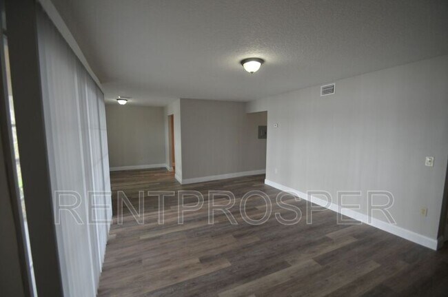 Building Photo - 3930 Versailles Dr