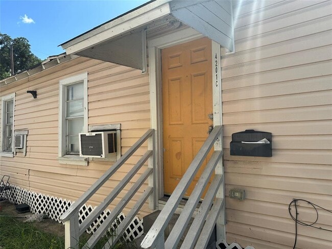 Building Photo - 4201 Chapman St