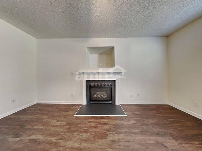 Building Photo - 6016 Glen Way Dr
