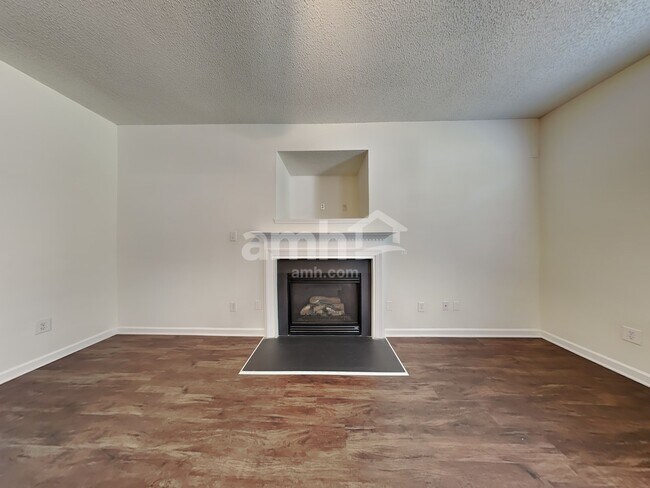 Building Photo - 6016 Glen Way Drive
