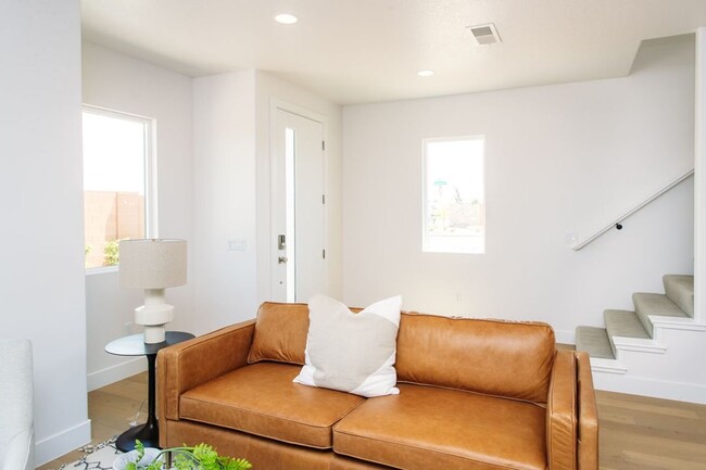 Foto del edificio - End Unit Townhome in Woodland Estates