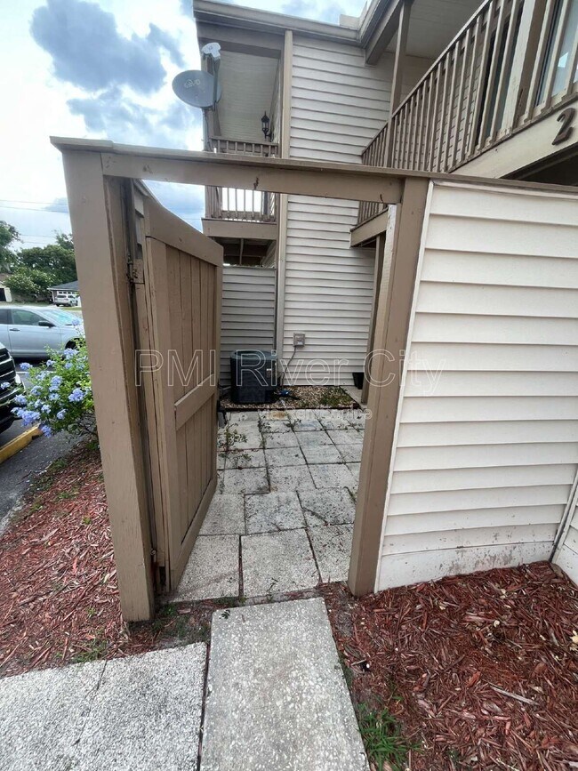 Foto del edificio - 2300 Twelve Oaks Dr