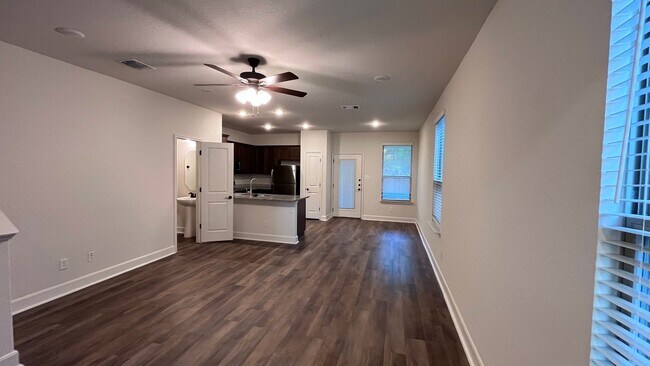 Foto del edificio - Stylish comfort in a Gated community with ...