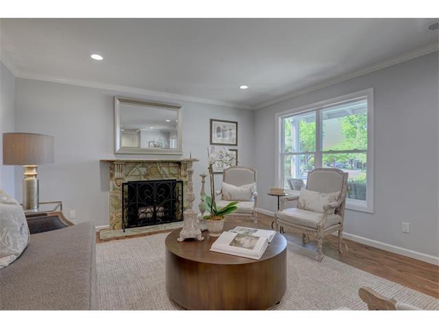 Building Photo - Beautiful & Bright Updated 3 Bedroom 2 Bat...