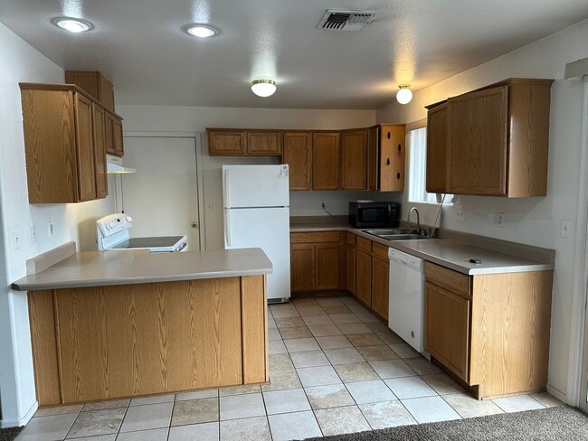 Building Photo - Cute 2 Bedroom Duplex with attached Garage!