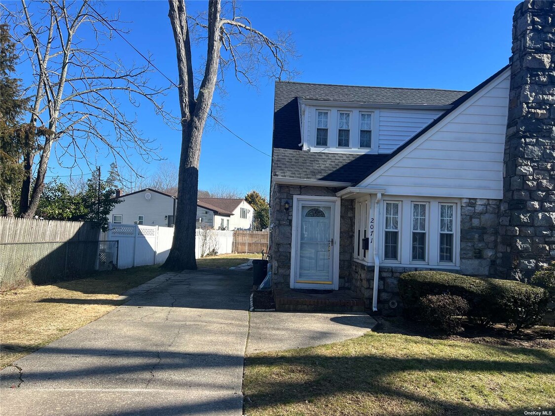 Primary Photo - 2073 Hillside Ave