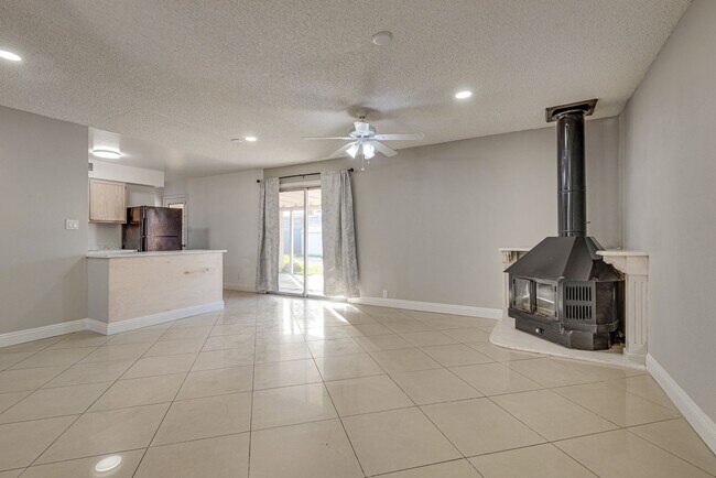 Foto del edificio - Charming Single-Story Home with Open Living Spaces and Large Backyard in Las Vegas