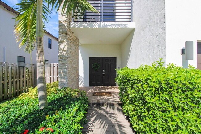 Building Photo - 21016 NE 2nd Ct