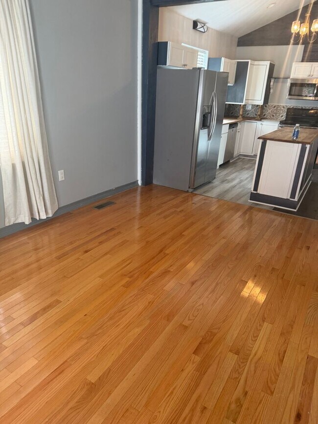Building Photo - Beautiful 2 bedroom 2.5 bath minutes from Downtown
