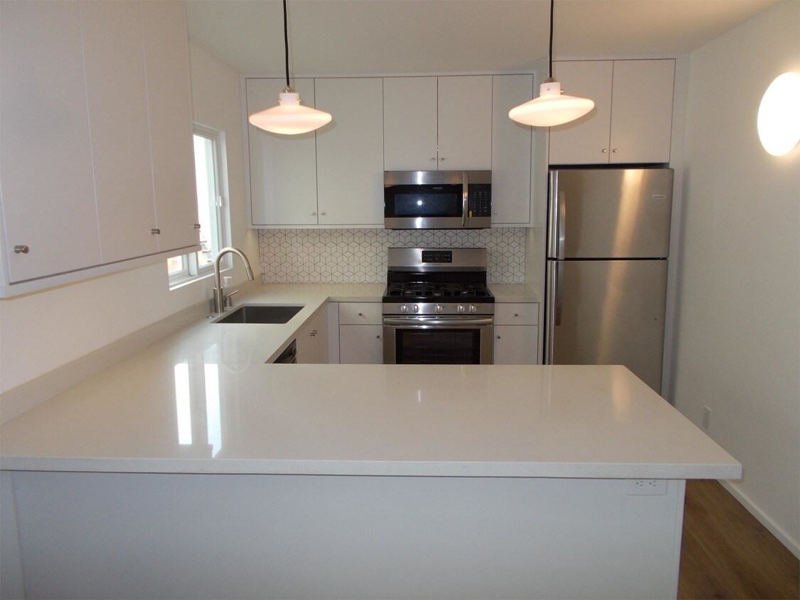 Foto principal - 925 W Balboa Blvd