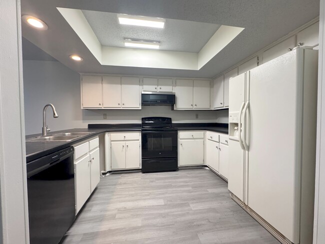 Building Photo - 3092 S Wesley Ct