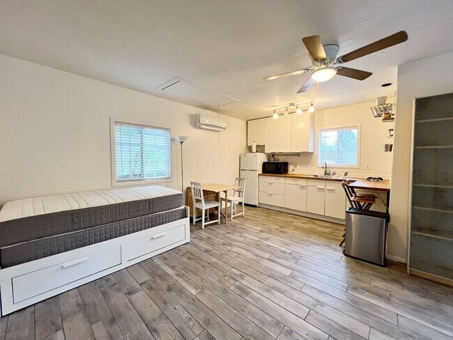 Building Photo - Charming Studio Apartment