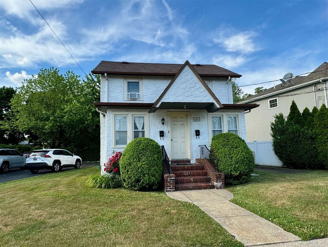 101 Burtis St Unit 2, Lynbrook, NY 11563 Room for Rent in Lynbrook