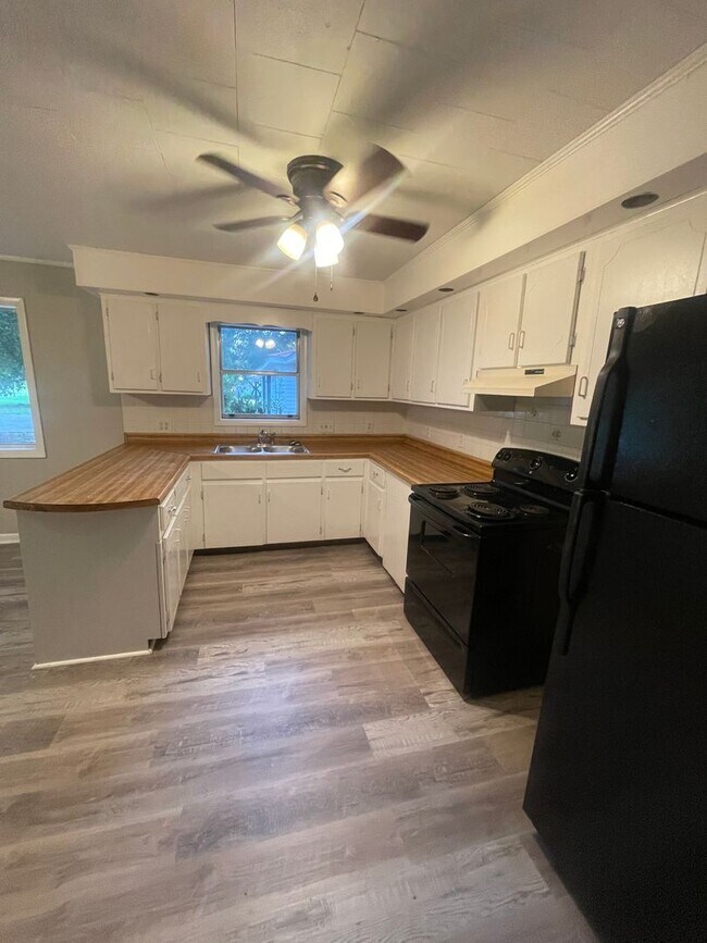 Building Photo - NEWLY REMODELED! ELBA!