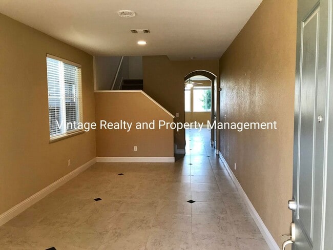 Foto del edificio - 244 Lazy Ridge Ave