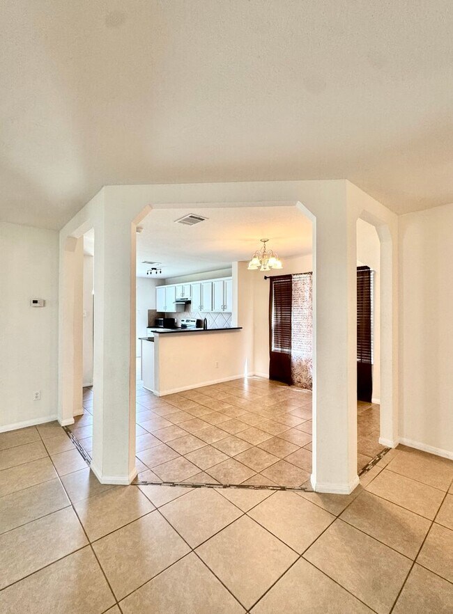 Foto del edificio - Spacious 5-Bedroom Home with In-Law Suite ...