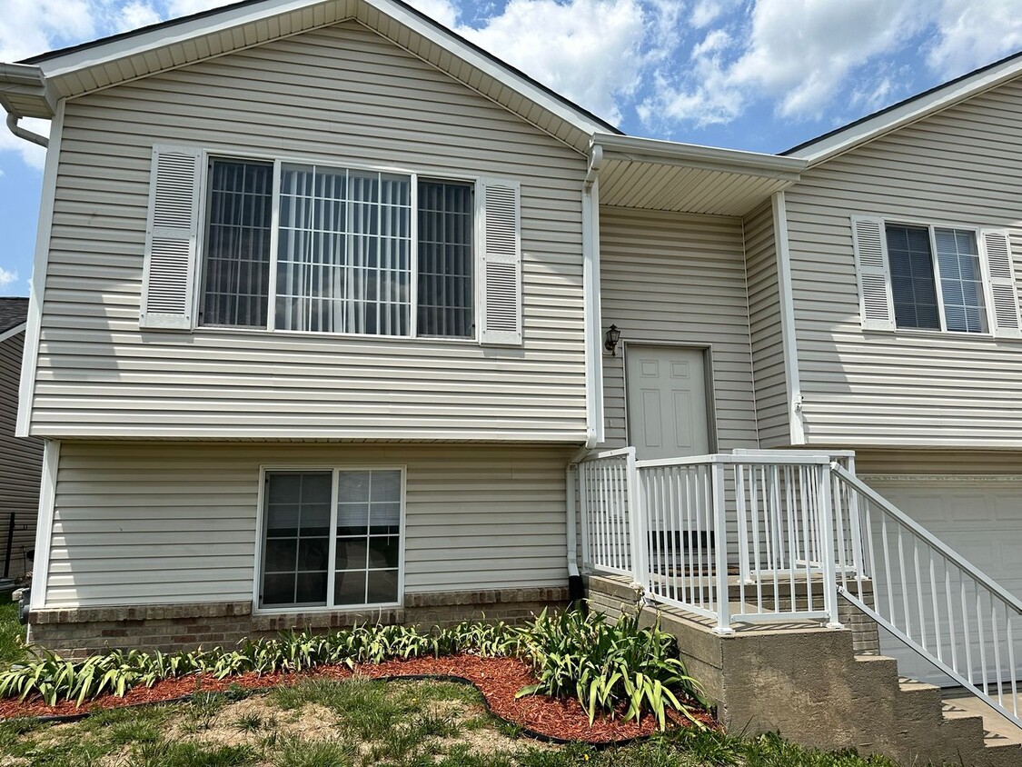 Primary Photo - Nice Home in Excellent Family Neighborhood...