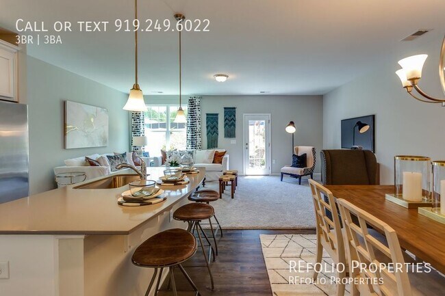 Foto del edificio - Stunning End Unit 3 Bedroom 1-Car Garage T...