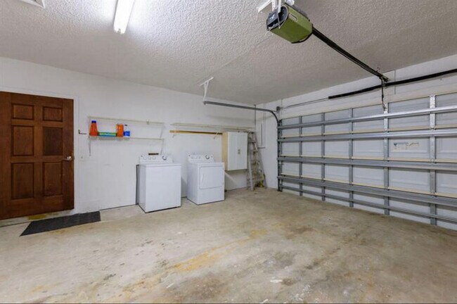 Building Photo - 2045 McLaren Rd
