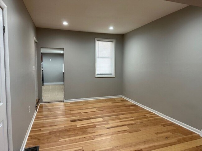 Building Photo - Introducing a cozy updated 3-bedroom, 1-ba...