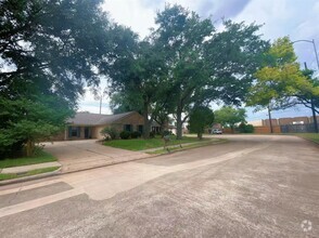Building Photo - 3010 Flintwood Dr