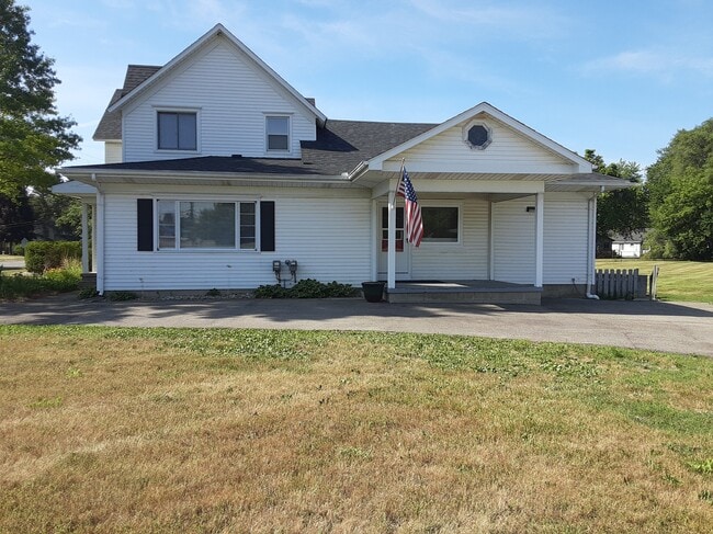 First Floor Apartment - 3329 Sashabaw Rd